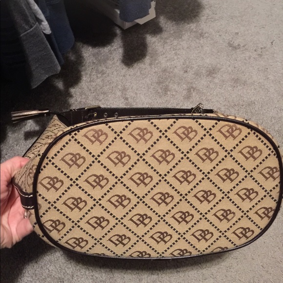 Large Brown dooney & Bourke bucket bag & wristlet - Picture 7 of 8